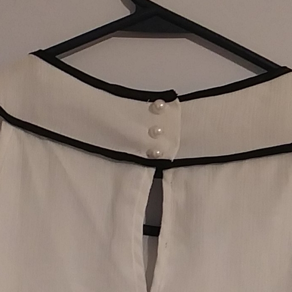 Bcx size medium ruffle sleeveless blouse - Picture 3 of 5